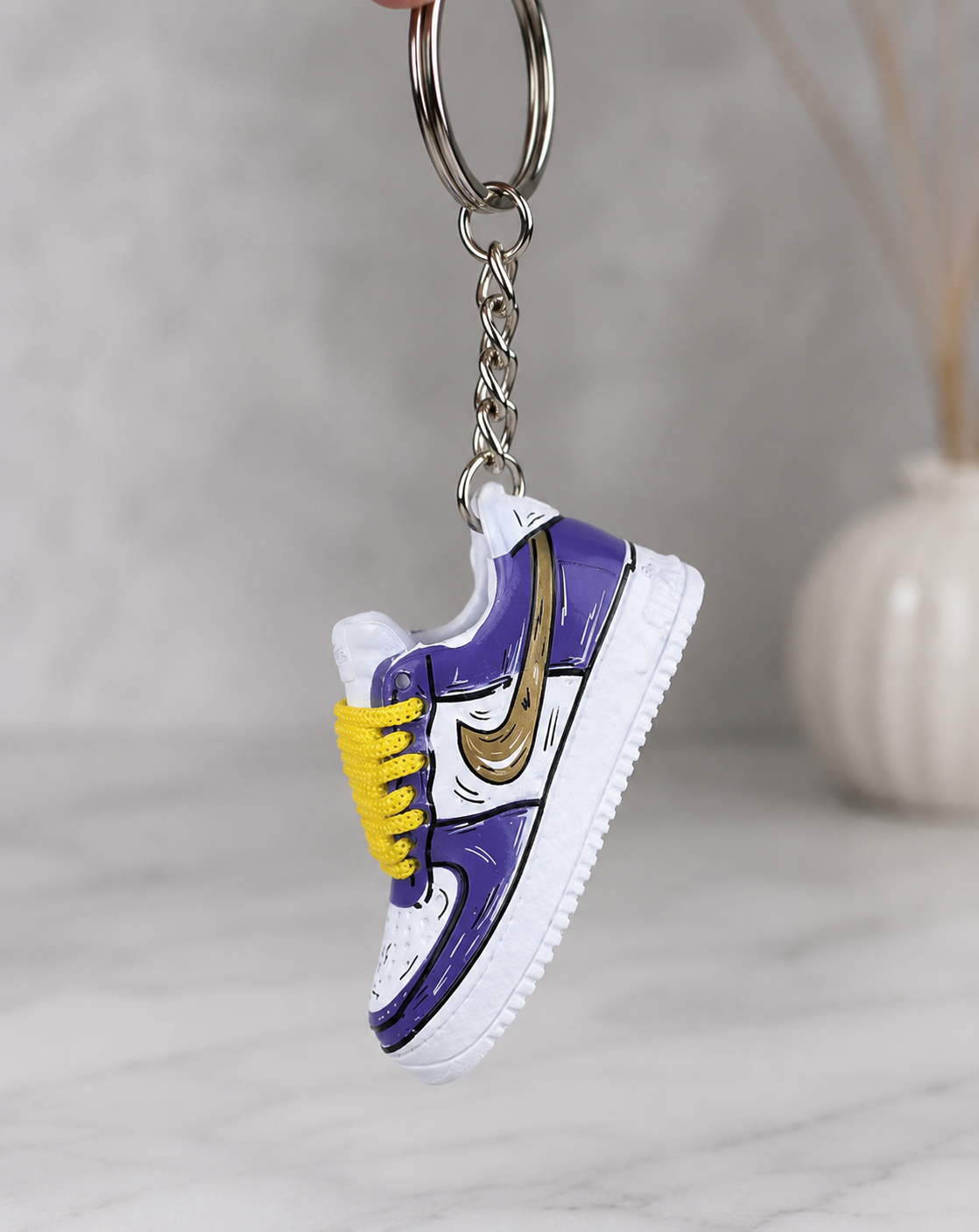 Schlüsselanhänger Nike Air Force 1 Lila/Gelb – 3D Mini Sneaker | Geschenkidee