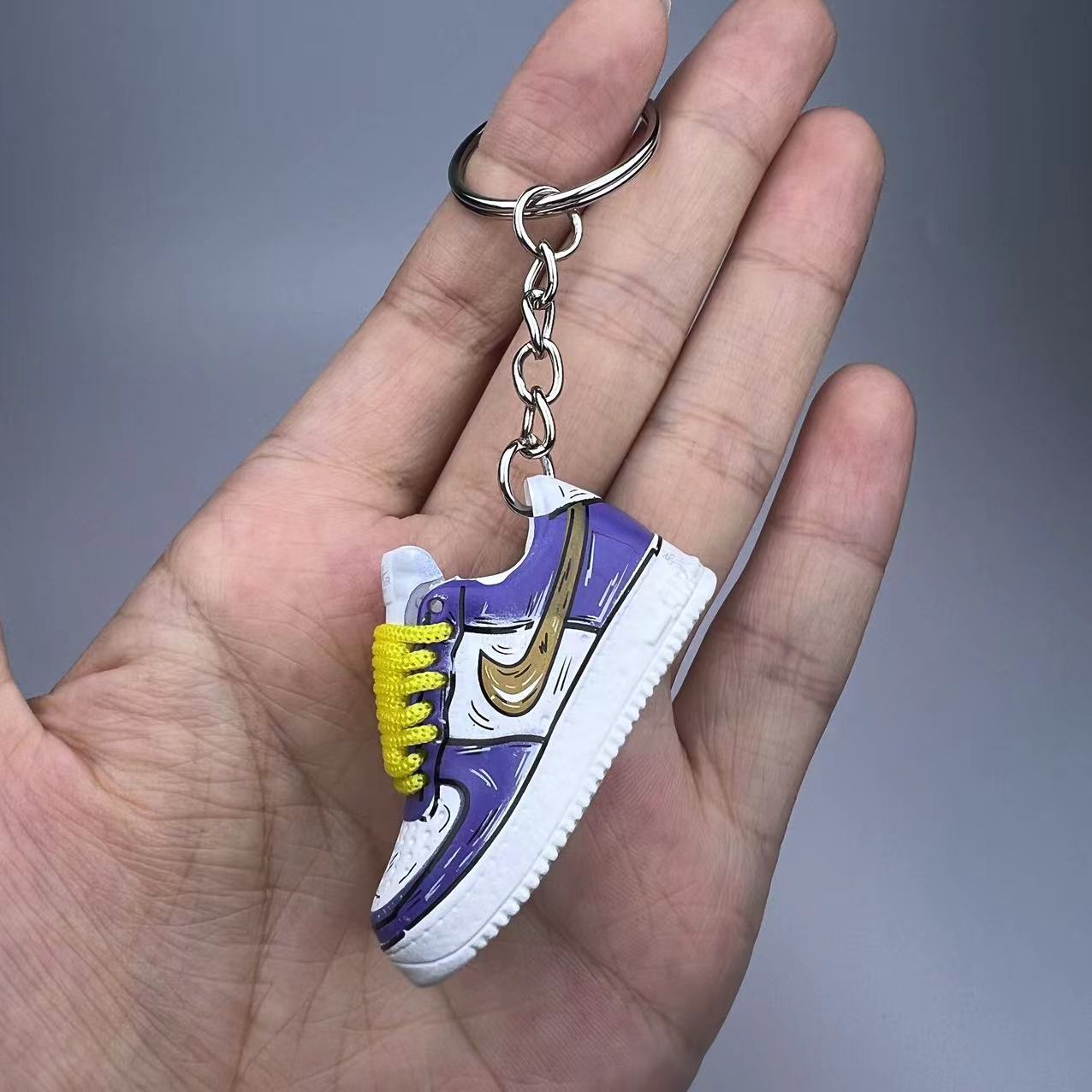 Schlüsselanhänger Nike Air Force 1 Lila/Gelb – 3D Mini Sneaker | Geschenkidee