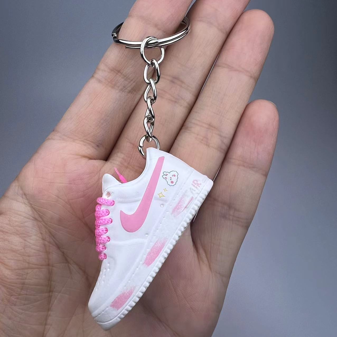 Schlüsselanhänger Nike Air Force 1 Weiß/Pink – 3D Mini Sneaker | Geschenk für Freundin