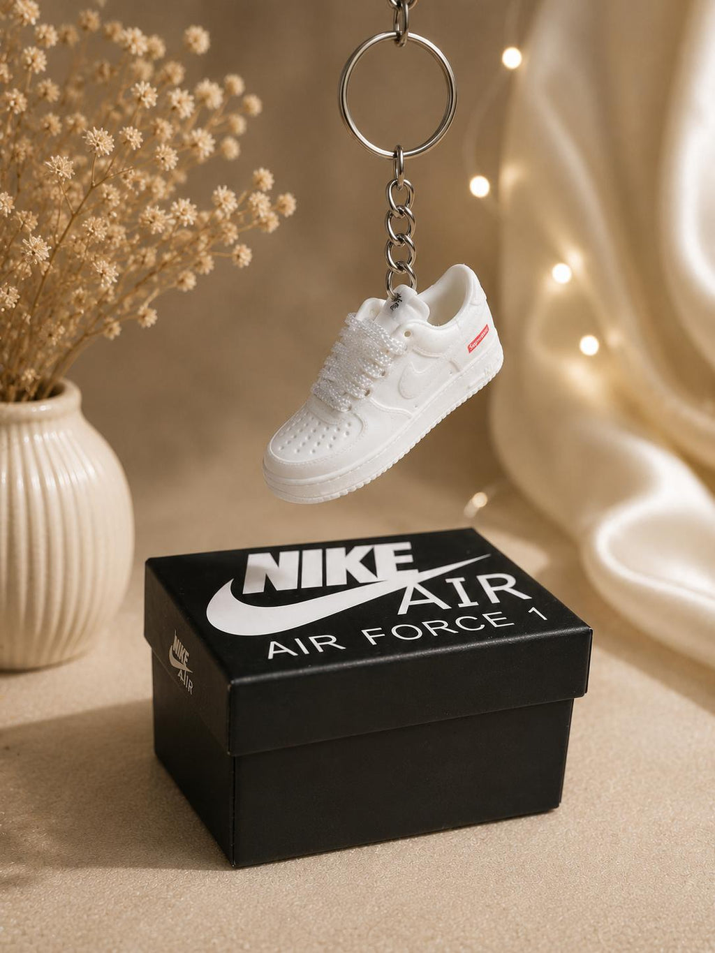 Schlüsselanhänger Nike Air Force 1 x Supreme Weiß – 3D Mini Sneaker | Geschenkidee
