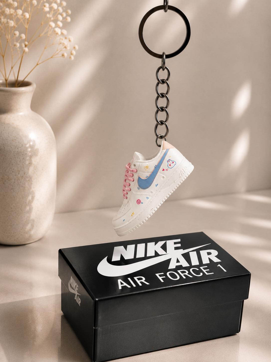 Schlüsselanhänger Nike Air Force 1 Weiß/Blau Kawaii – 3D Mini Sneaker | Geschenk für Freundin